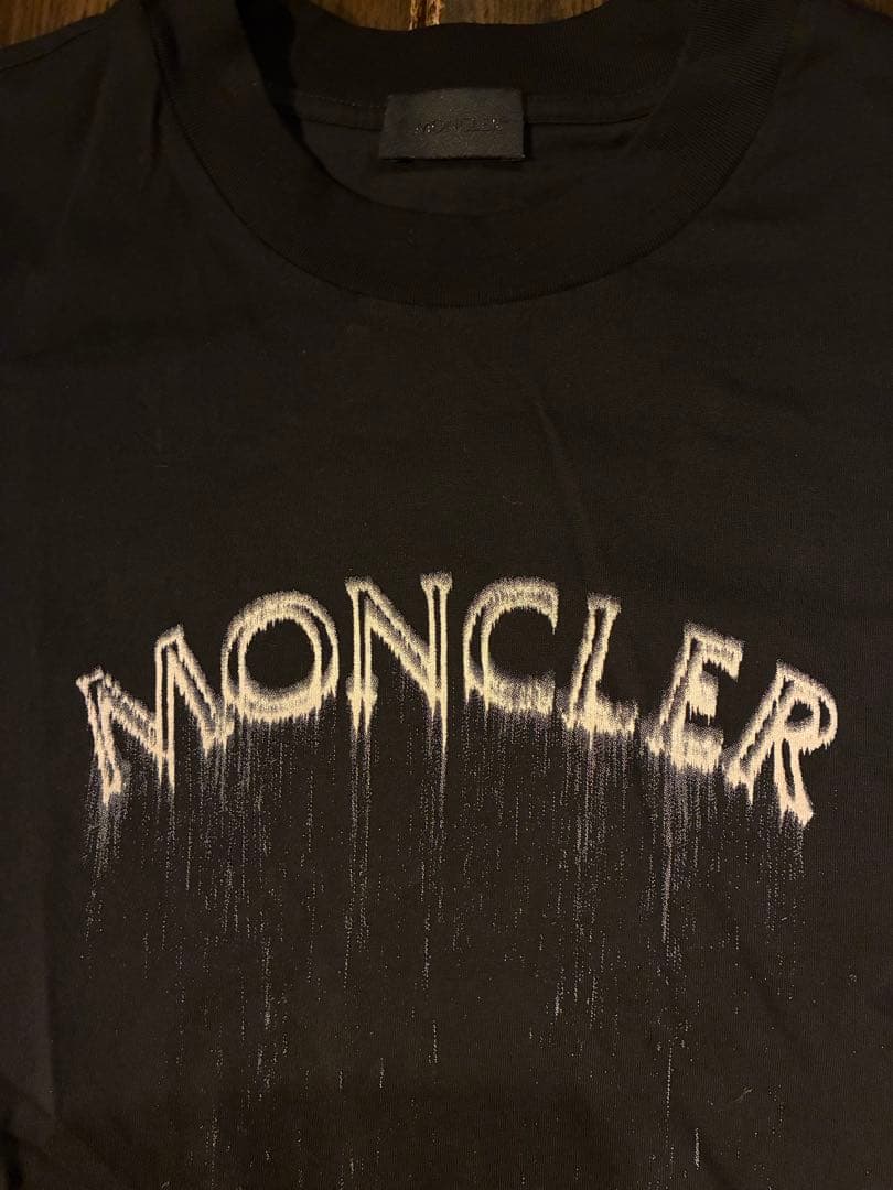 MONCLER ブラック ロゴ Tシャツ