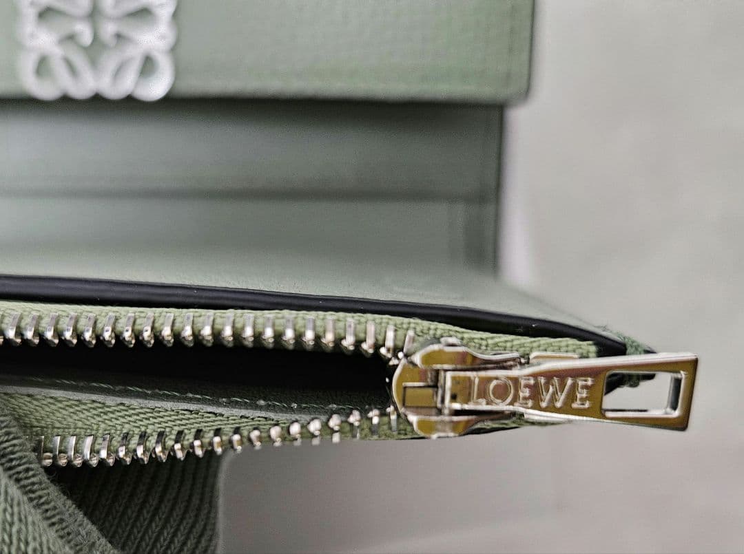 LOEWE グリーン レザー 三つ折り財布