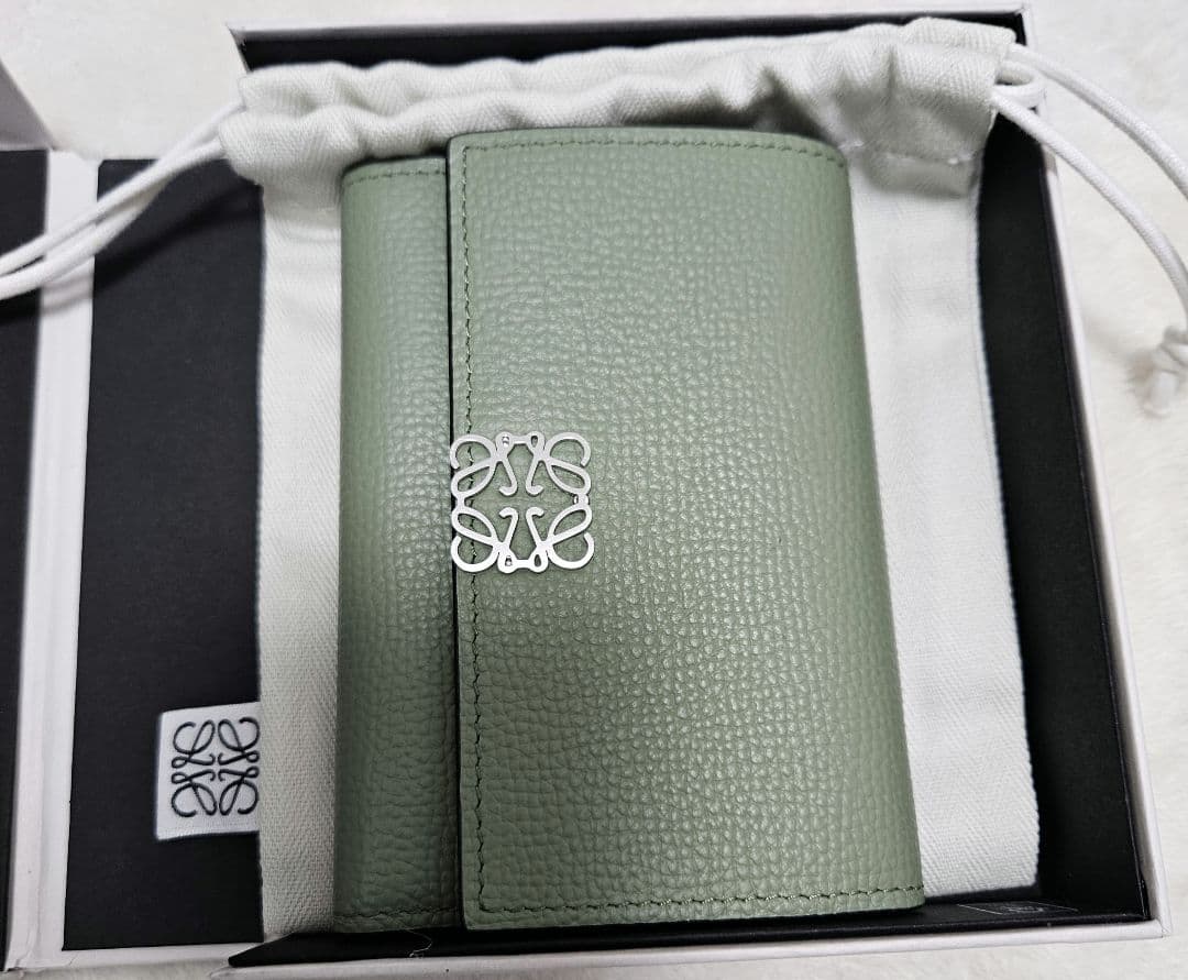 LOEWE グリーン レザー 三つ折り財布