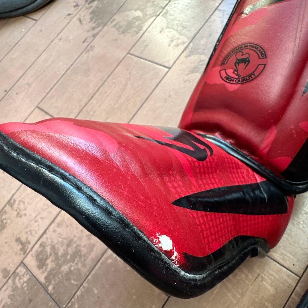 完売品！Venum シンガード Mサイズ レッド/ブラック