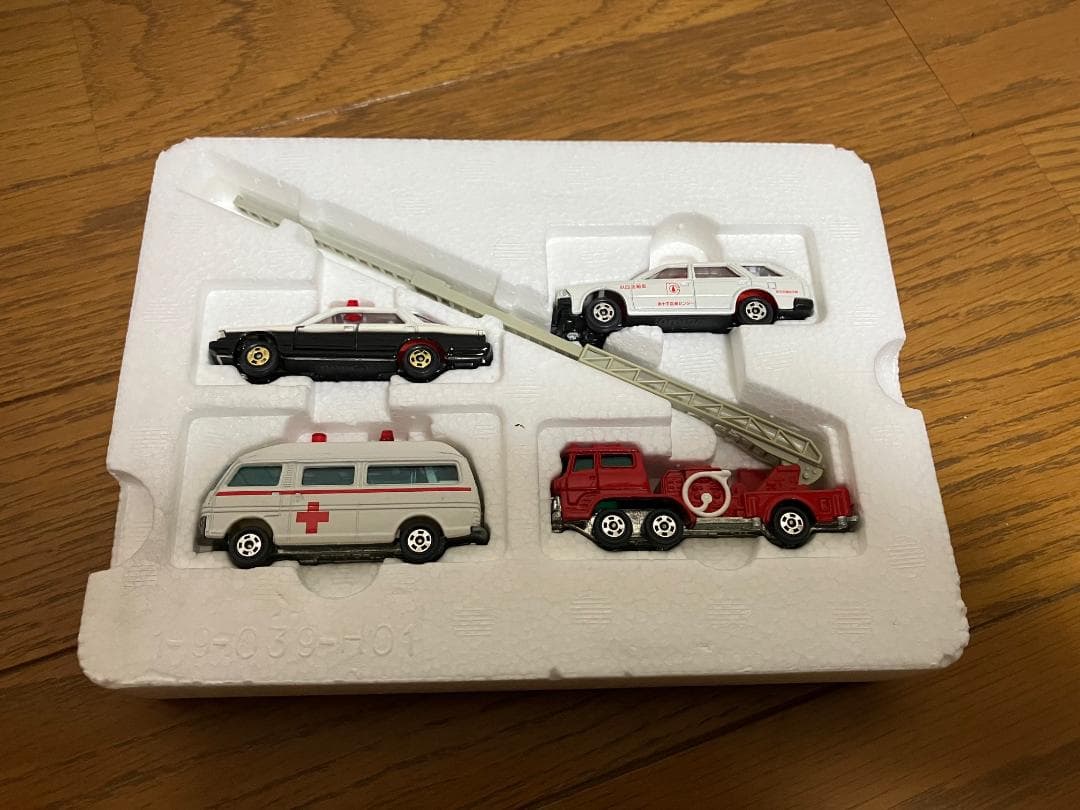 日本製トミカ　トミカ　緊急車セット　未使用品