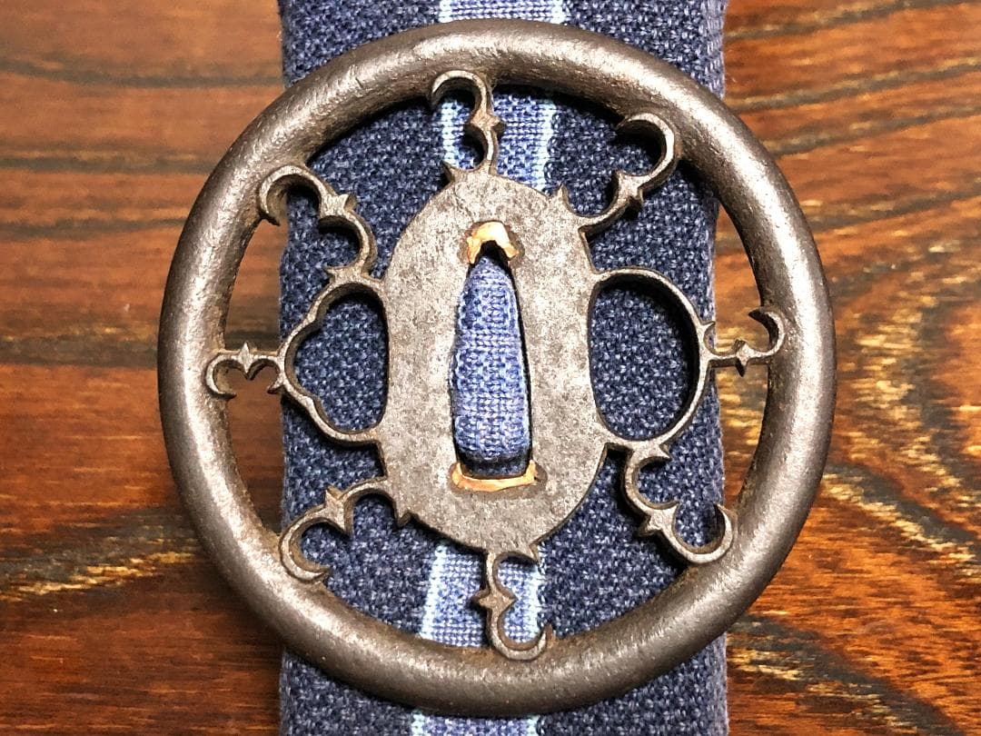 【 雁繋ぎ透し鍔 】　本漆五三桐紋手箱入り　江戸時代