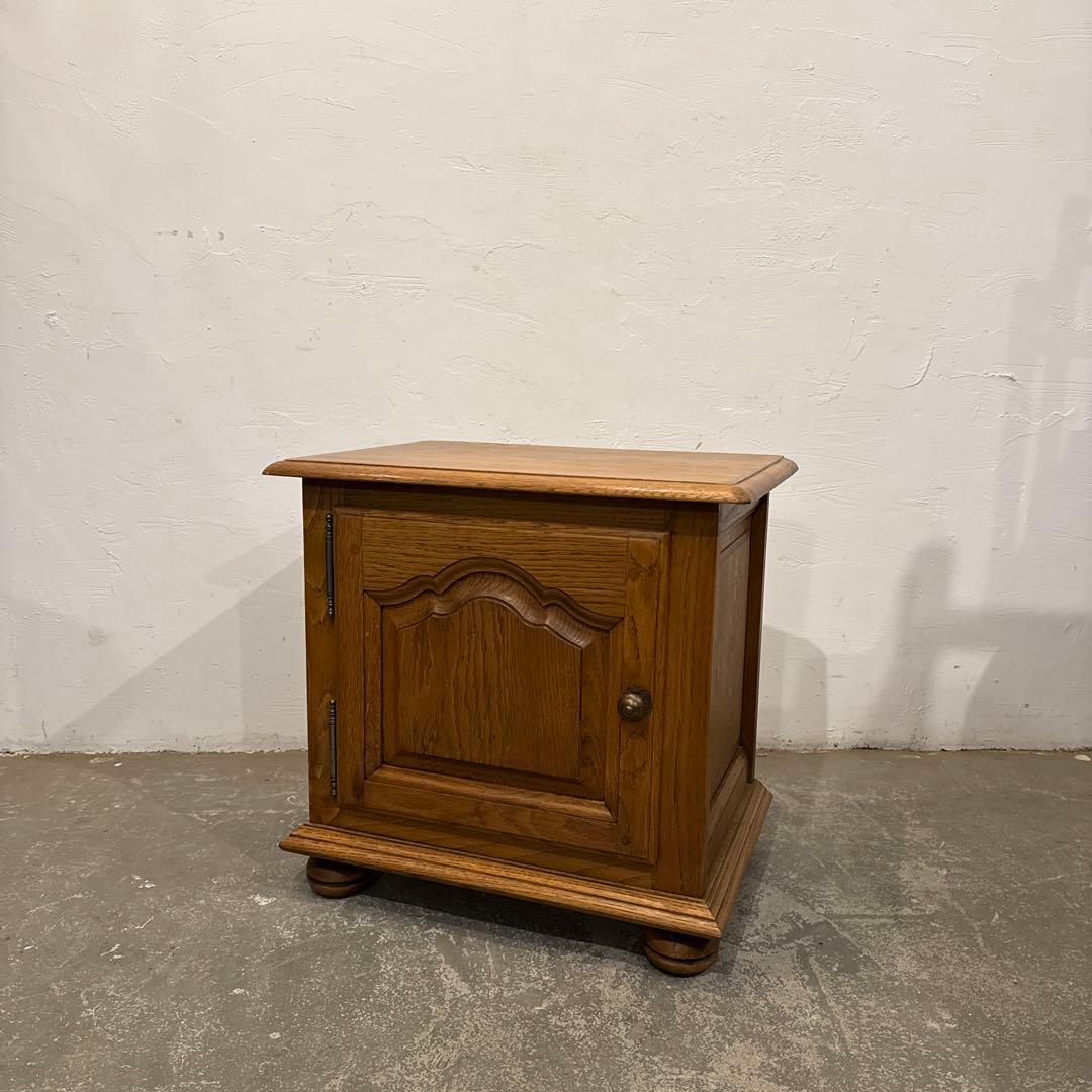 ヴィンテージ　木製サイドテーブル　扉収納付き　2