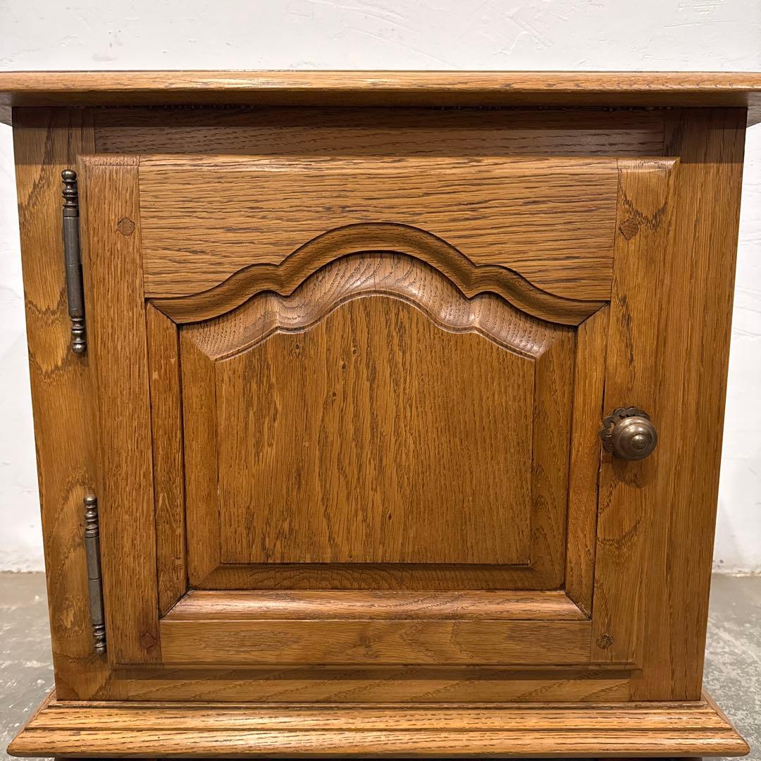 ヴィンテージ　木製サイドテーブル　扉収納付き　2