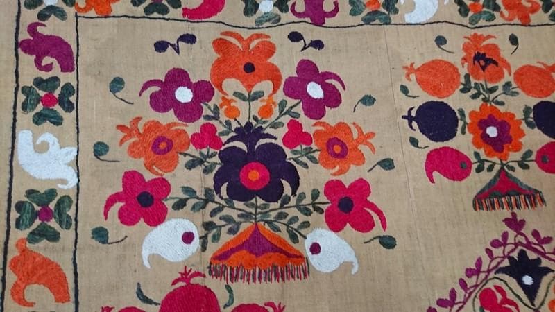 ★B2001★134×180㎝　刺繍布　花柄　大判　壁掛飾　ミフラーブ　 礼拝用