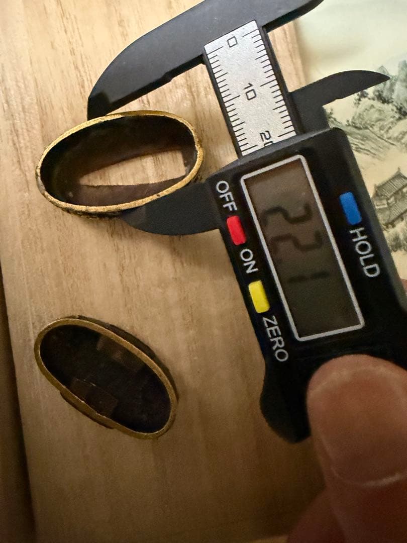 拵え栄えする一品です！ 繊細細工の松図　赤銅魚々子地縁頭 象嵌色絵 縁頭刀装具