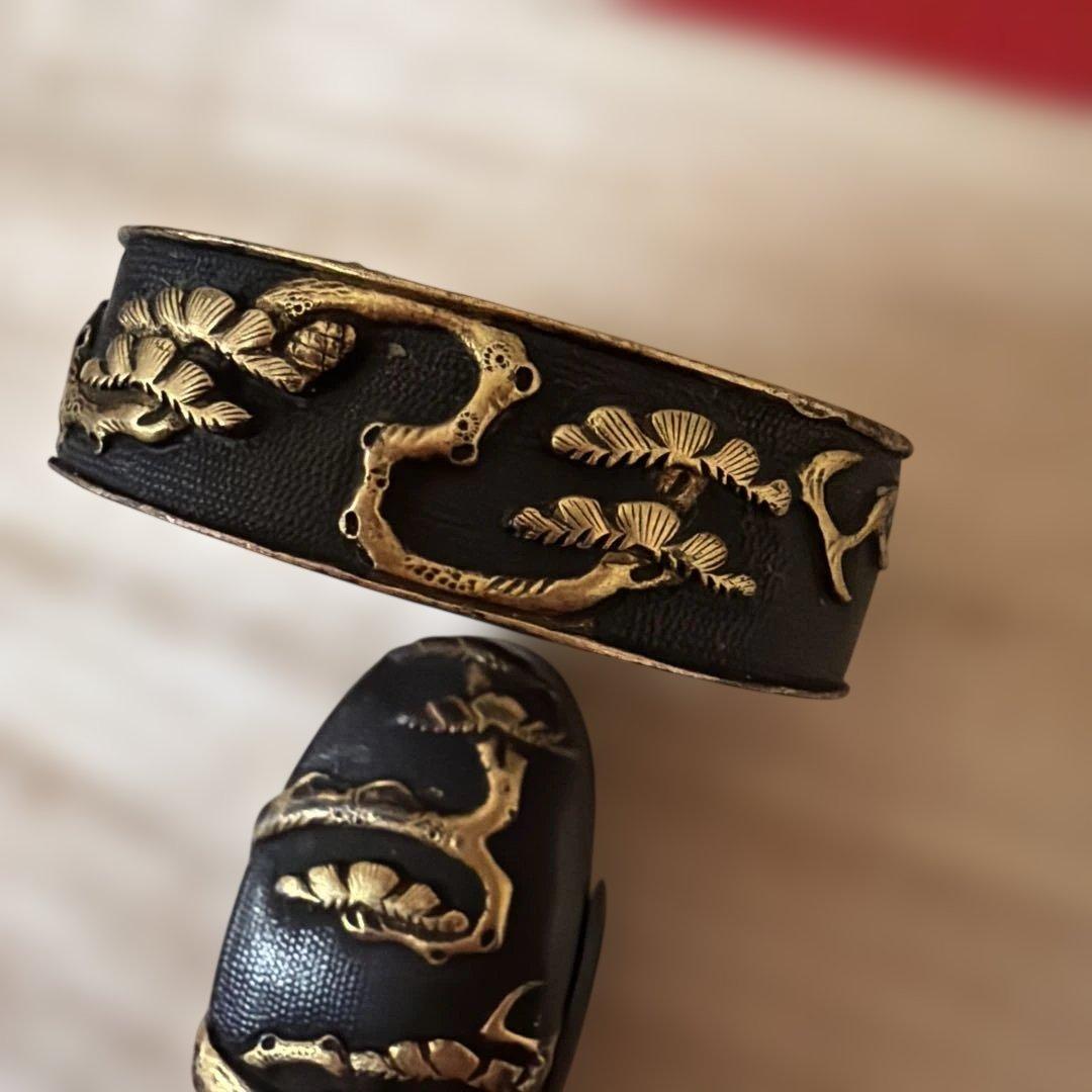 拵え栄えする一品です！ 繊細細工の松図　赤銅魚々子地縁頭 象嵌色絵 縁頭刀装具