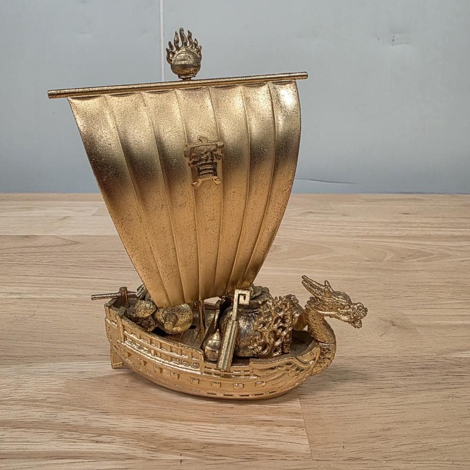 金色の船とドラゴンの金属工芸品