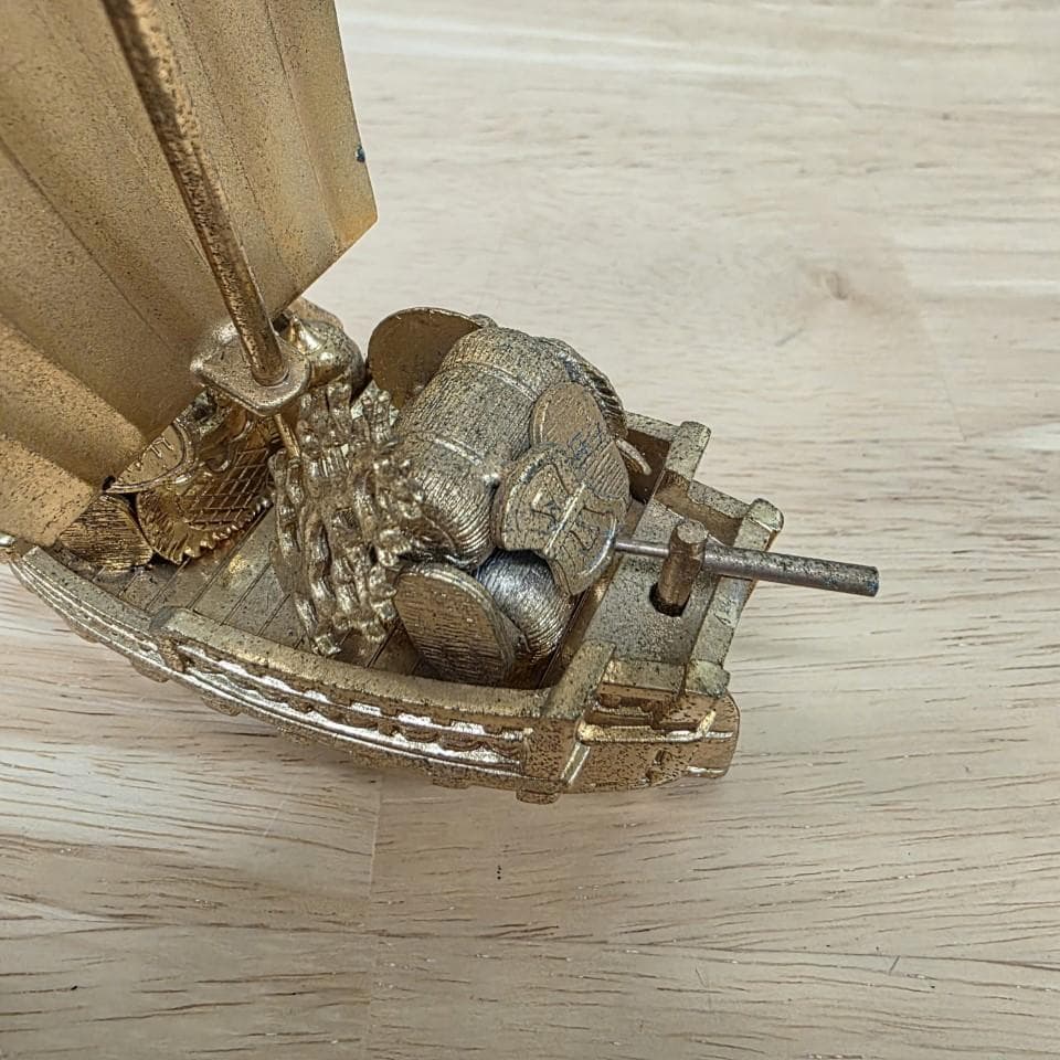 金色の船とドラゴンの金属工芸品