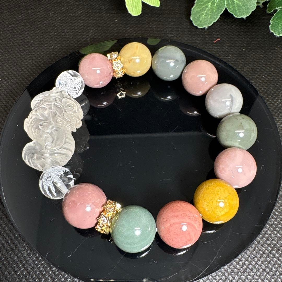 ＊いちごウサギ＊水晶龍神彫り　アラシャン瑪瑙　ブレスレット