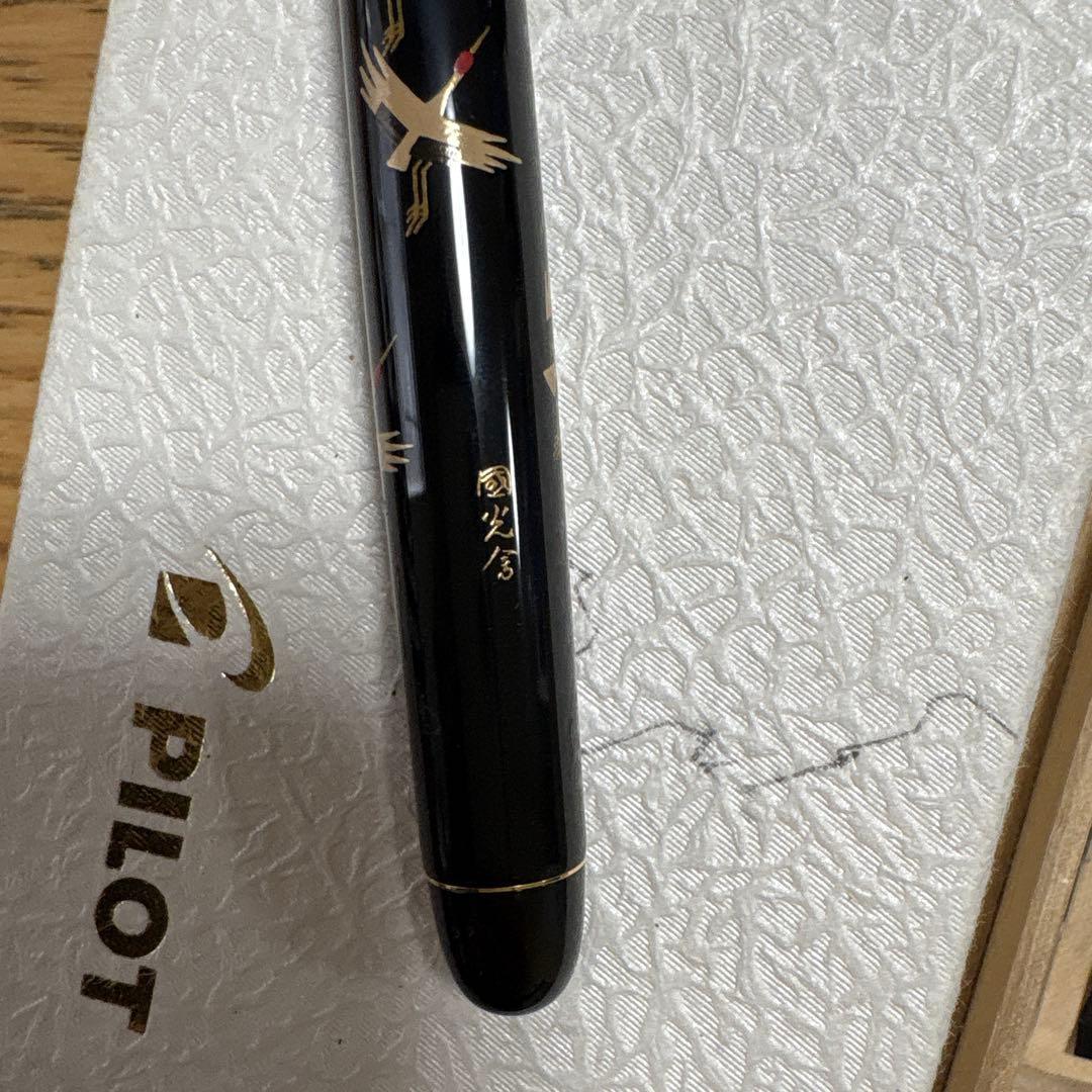 PILOT 万年筆 黒 手のデザイン