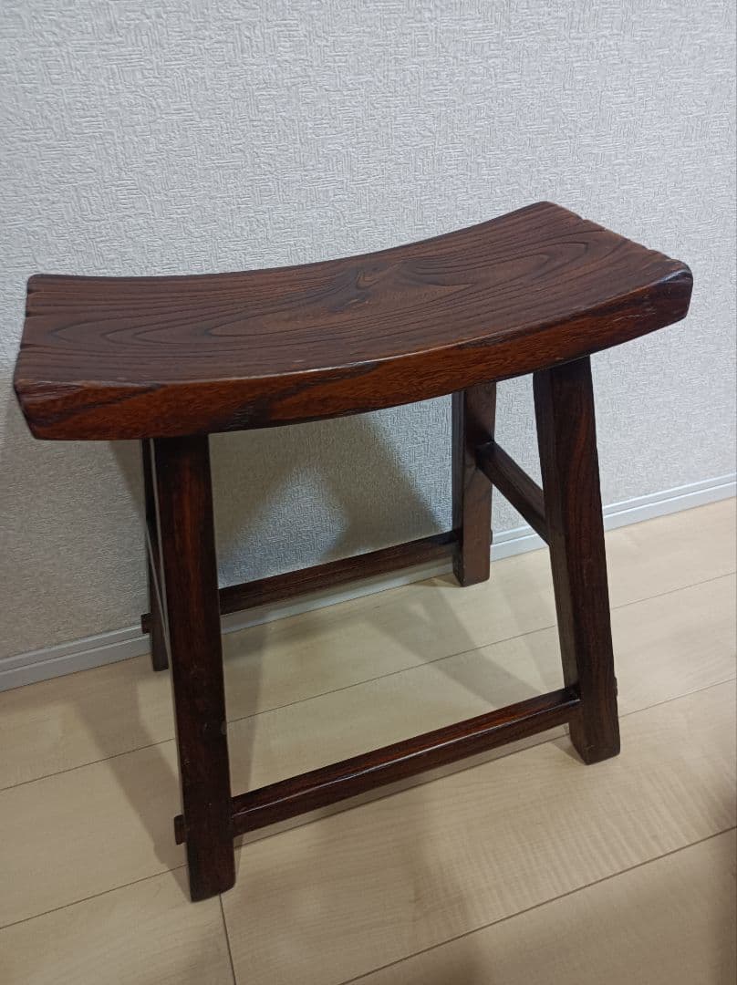 ②アンティーク　木製スツール 曲線的な座面 ダークブラウン