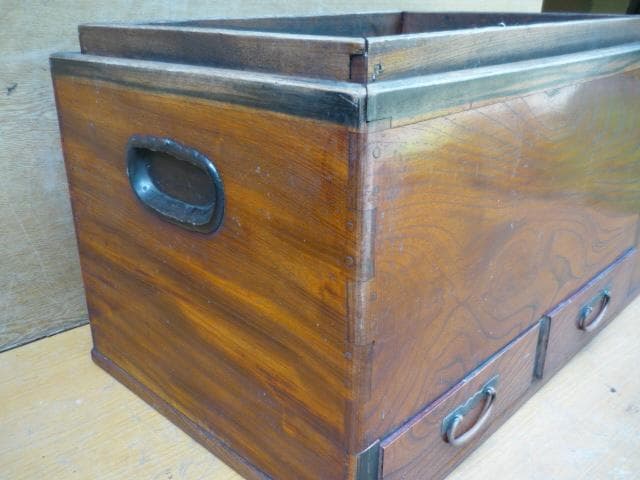 長火鉢（関東火鉢）　ケヤキ材　火箸・灰ならし・猫板付き