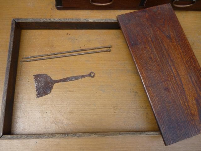 長火鉢（関東火鉢）　ケヤキ材　火箸・灰ならし・猫板付き