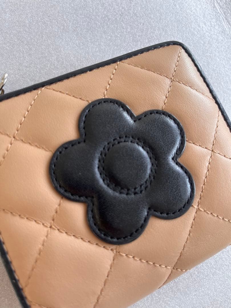 【完売品】MARY QUANT スクエアキルトウォレット ベージュ×ブラック