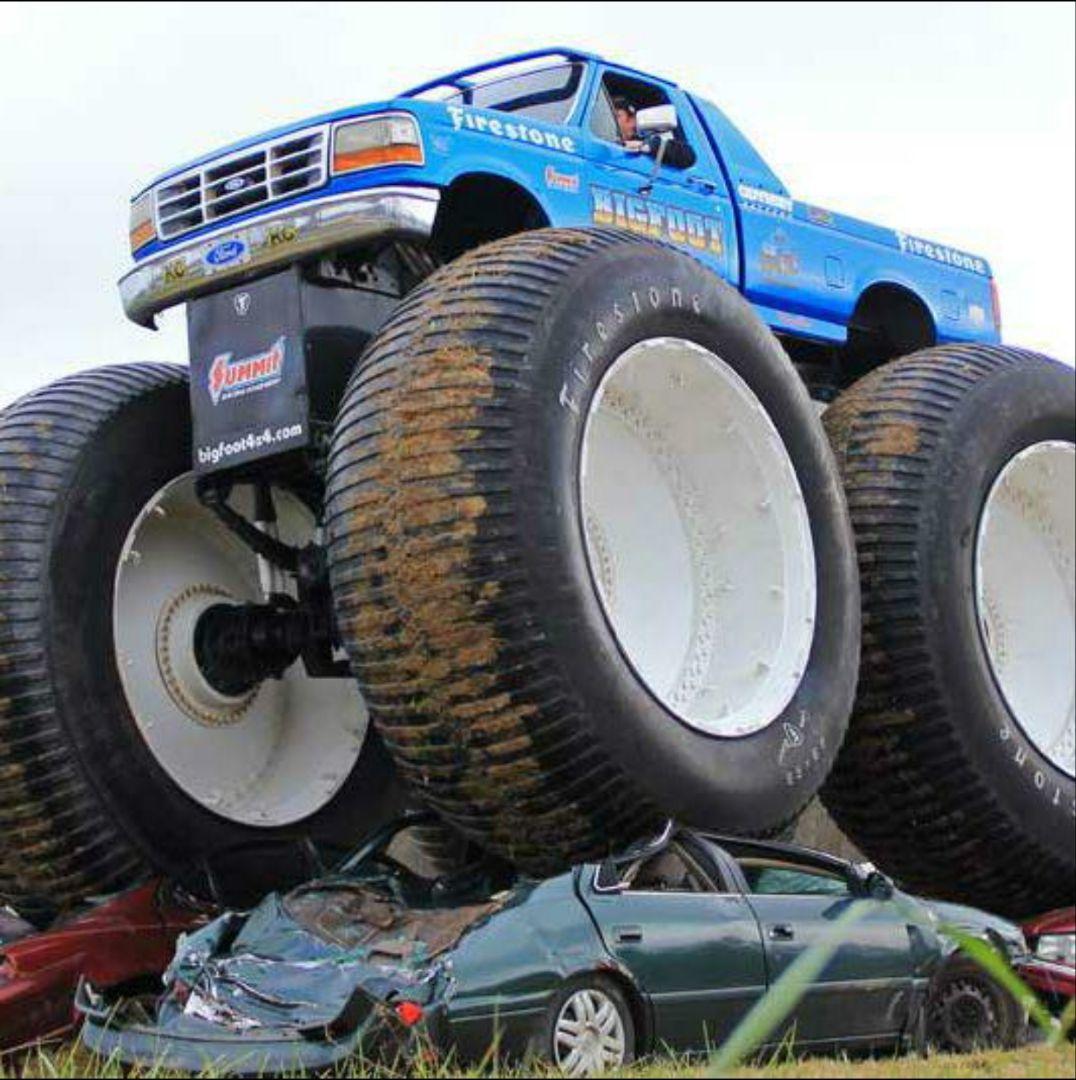 ②グリーンライト　ビッグフット　ギネスに認定されたモンスタートラック　　1/64