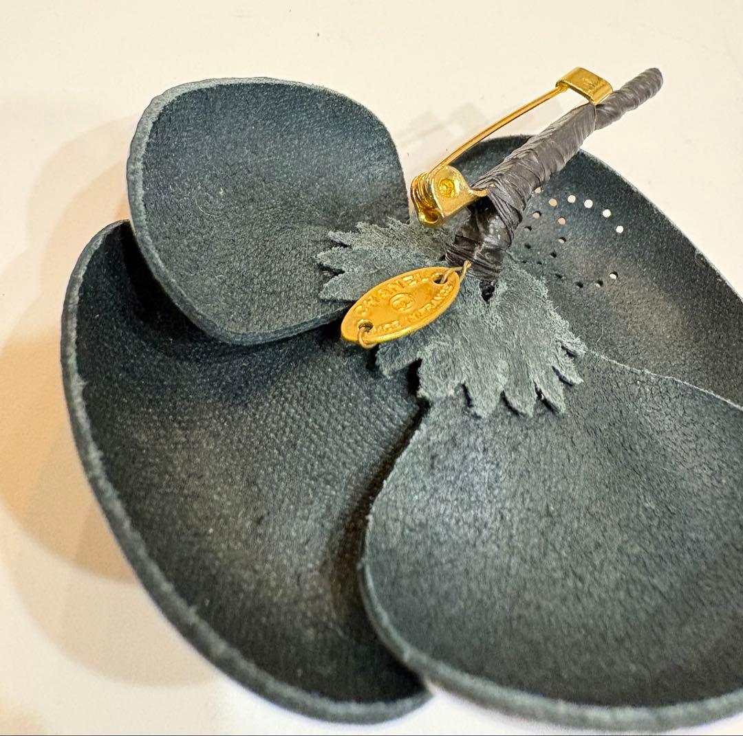 美品☆シャネル　カメリア 黒革コサージュ　ココマーク ロゴ　レザー　ヴィンテージ
