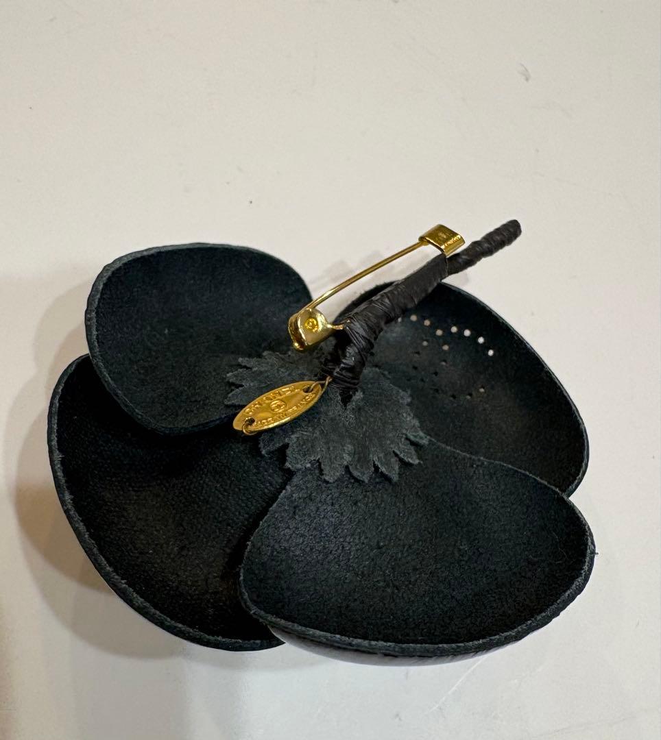 美品☆シャネル　カメリア 黒革コサージュ　ココマーク ロゴ　レザー　ヴィンテージ