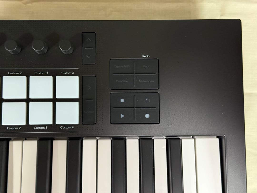 Novation Launchkey 37 MK4 MIDIキーボード
