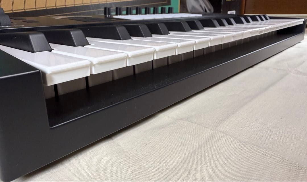 Novation Launchkey 37 MK4 MIDIキーボード