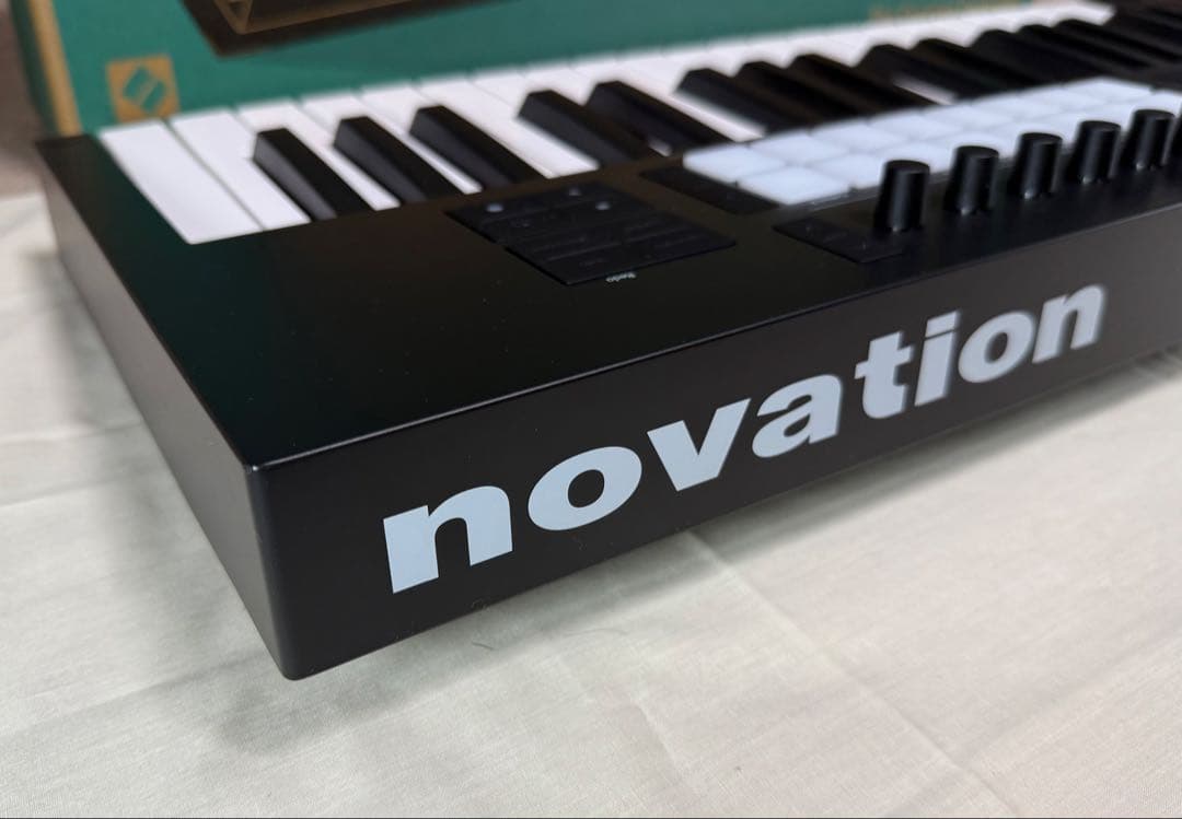 Novation Launchkey 37 MK4 MIDIキーボード
