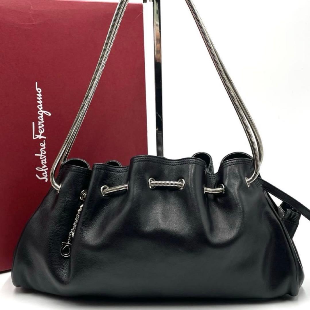 超極美品● フェラガモ ハンドバッグ ガンチーニ チャーム ブラック レザー