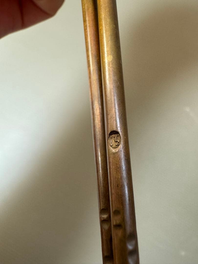 2910 火箸　南鐐松笠頭　真鍮　大西清右衛門作　茶道具