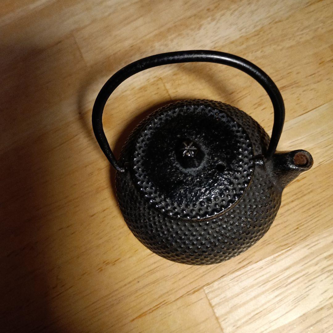 書道セット・雨畑硯(蓋付き)、南部鉄の水差し、筆、墨、文鎮入りです。