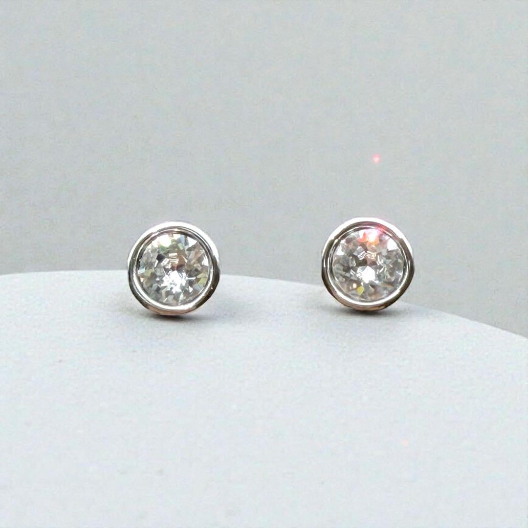 ほぼ未使用　SWAROVSKI ピアス　ラウンドカット　スタッドピアス　ホワイト
