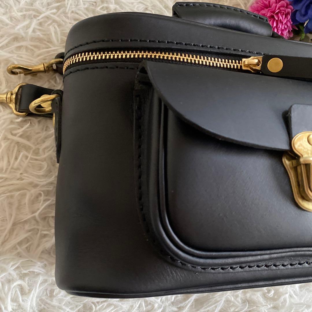 はぬえる　断捨離中HERZ ショルダーバッグ　カメラバッグ　ハードギャジ