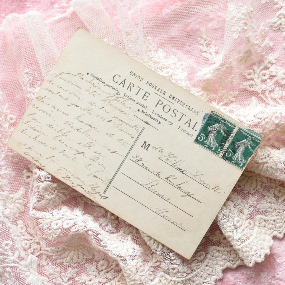 *アンティークポストカード　お人形を抱く愛らしい少女*