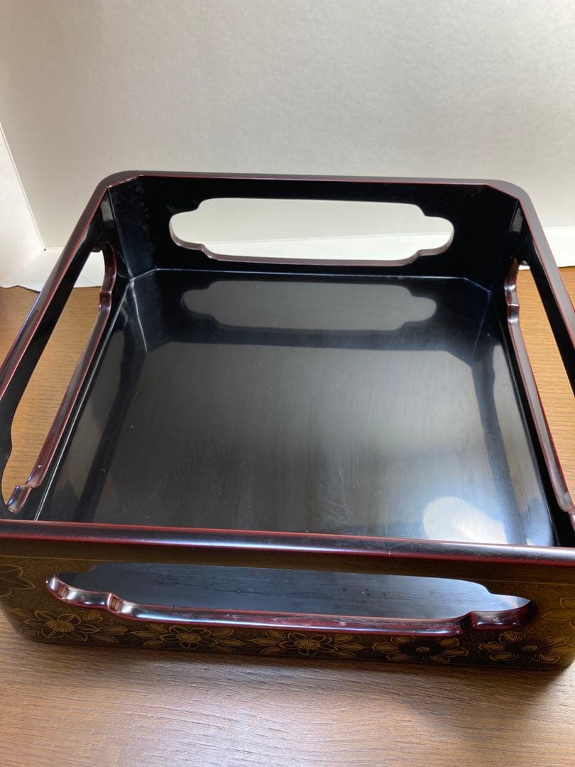 上質黒漆に沈金の輪島塗・台付二段重