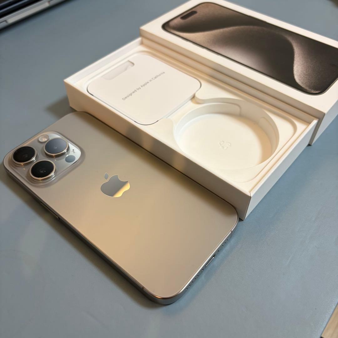 iPhone15pro チタニウム　美品　SIMフリー　256GB おまけあり