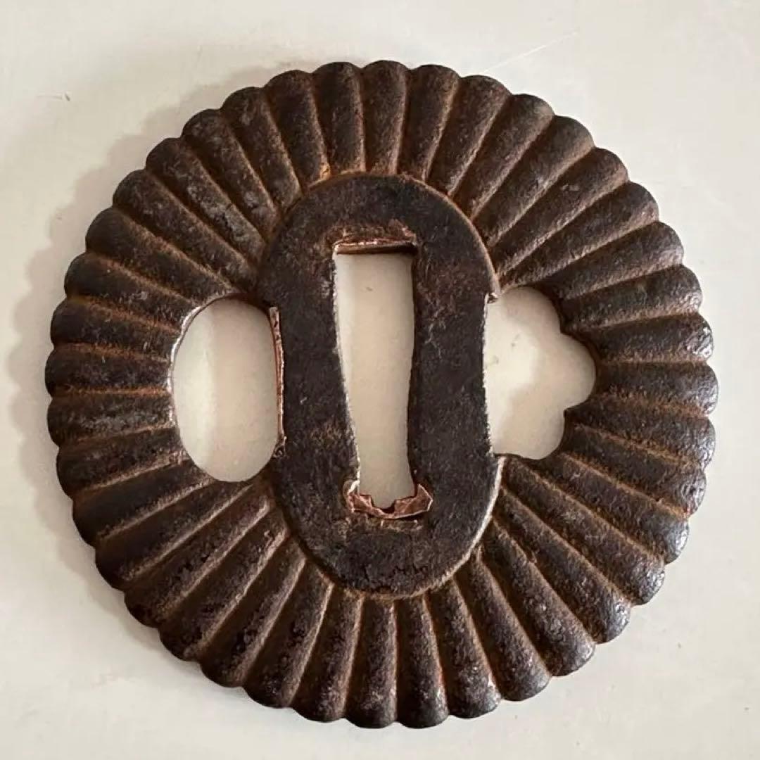 刀剣美術　無銘　鉄地菊文鍔　直径約7.3cm 重量約101g骨董25712