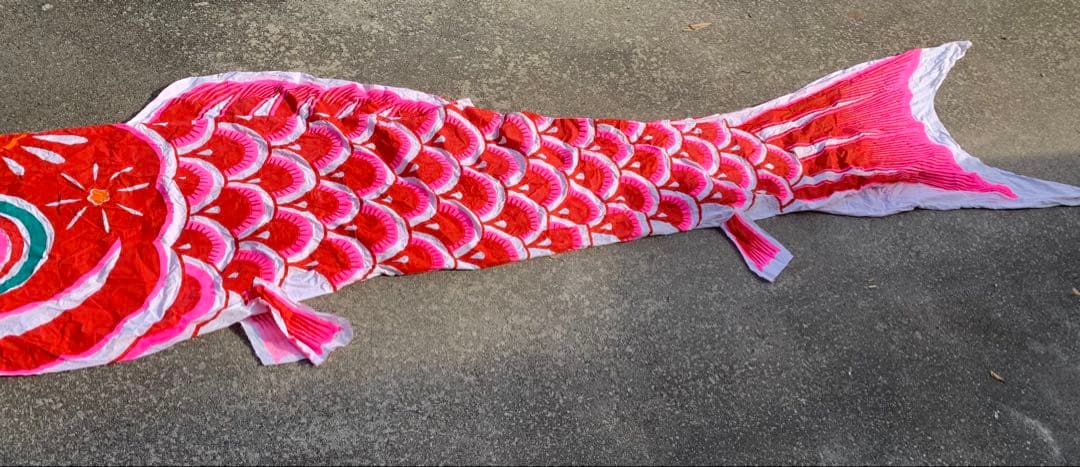 古い鯉のぼり　手描き染め赤　木綿100% 全長450センチ　古布幟旗柿渋染め