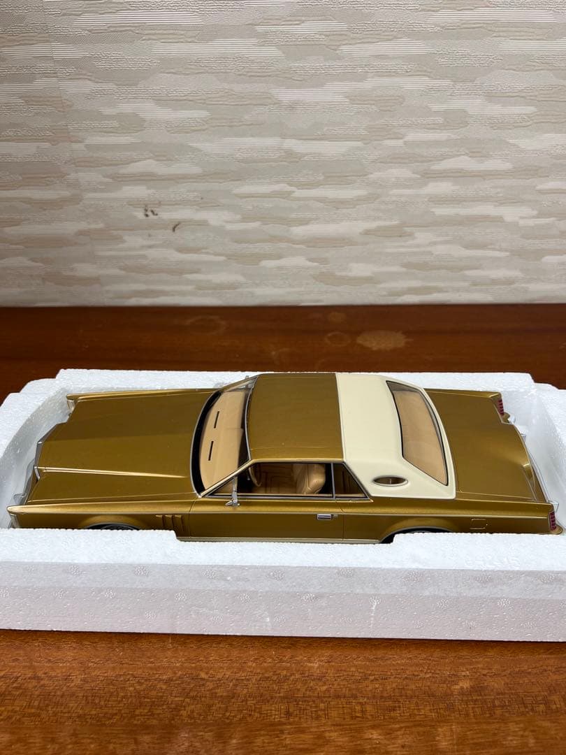 No284 ミニカー1/18 Lincoln Continental Mk5