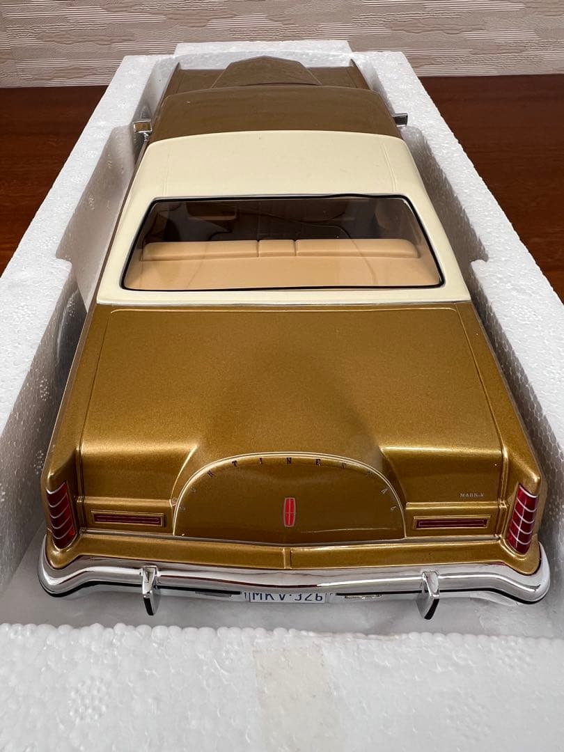 No284 ミニカー1/18 Lincoln Continental Mk5