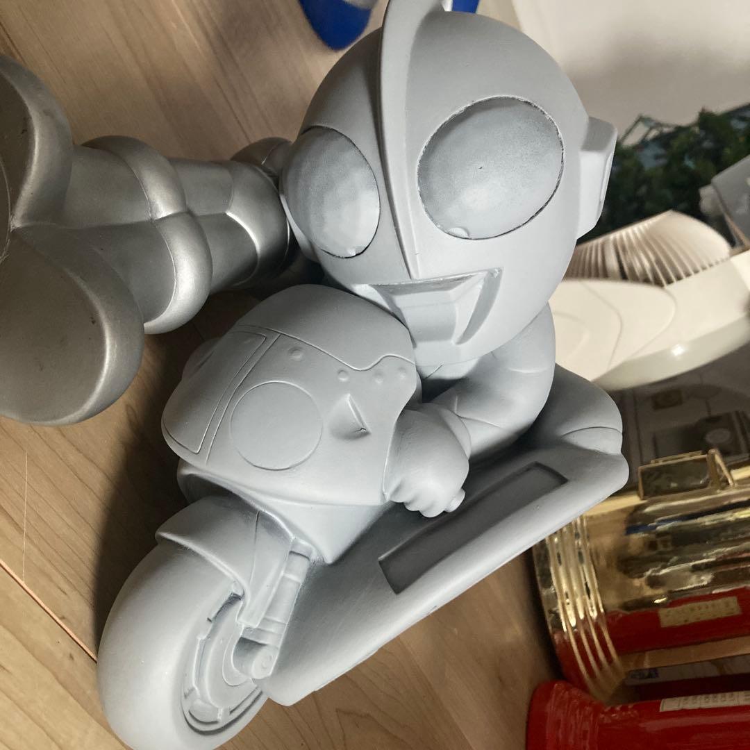 ウルトラマン バイクフィギュア & アトム フィギュア ２体セットの貯金箱