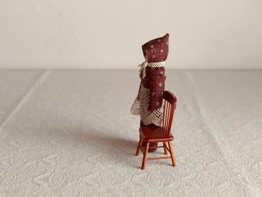 * vintage doll ୨୧ 頭巾をかぶった 陶器のお顔の 女の子