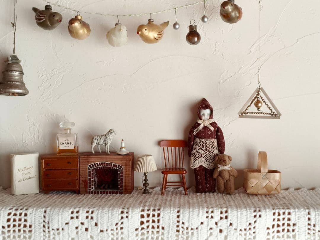 * vintage doll ୨୧ 頭巾をかぶった 陶器のお顔の 女の子