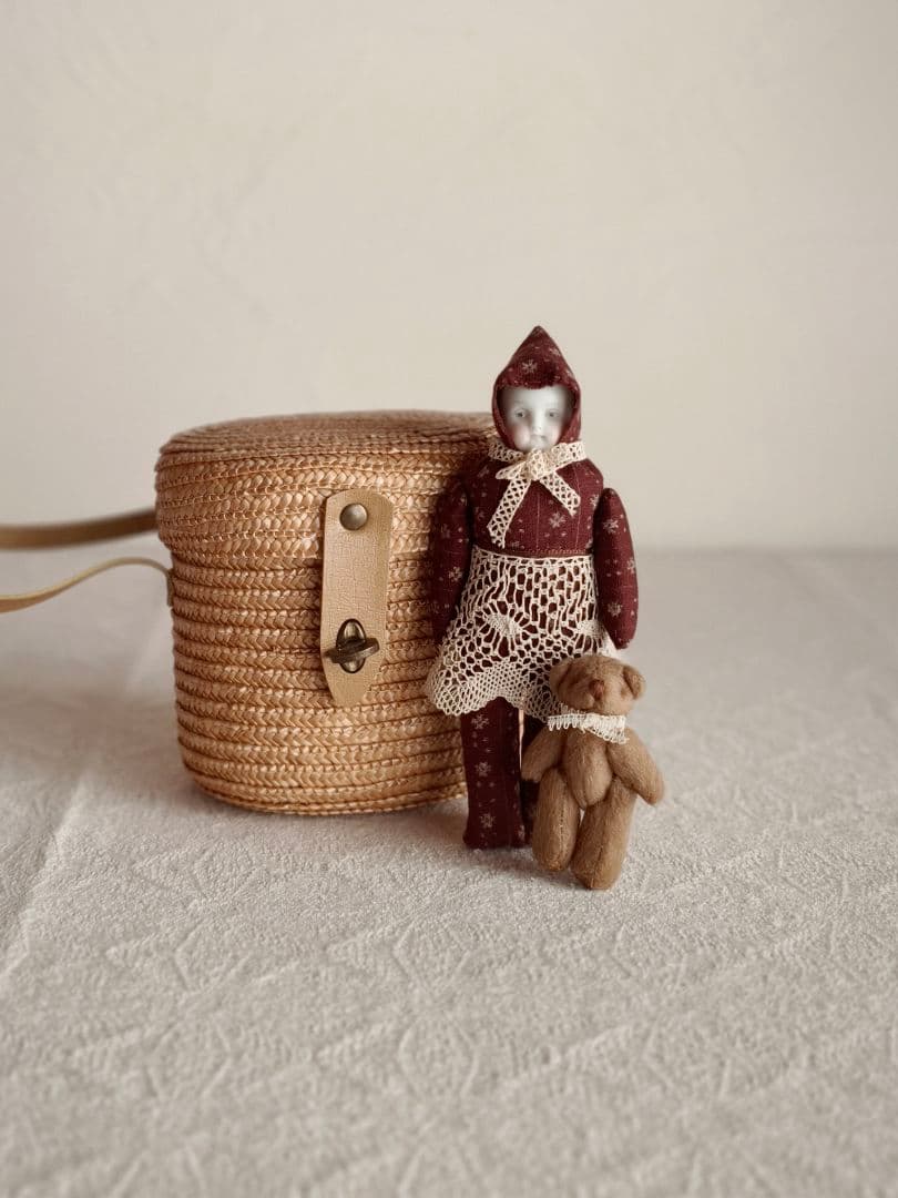 * vintage doll ୨୧ 頭巾をかぶった 陶器のお顔の 女の子