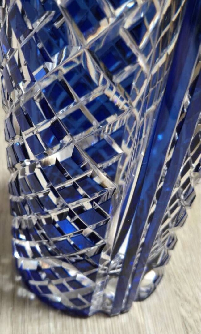 カガミクリスタル　各務硝子　矢来重紋　青色被せ切子　カットグラス　花入