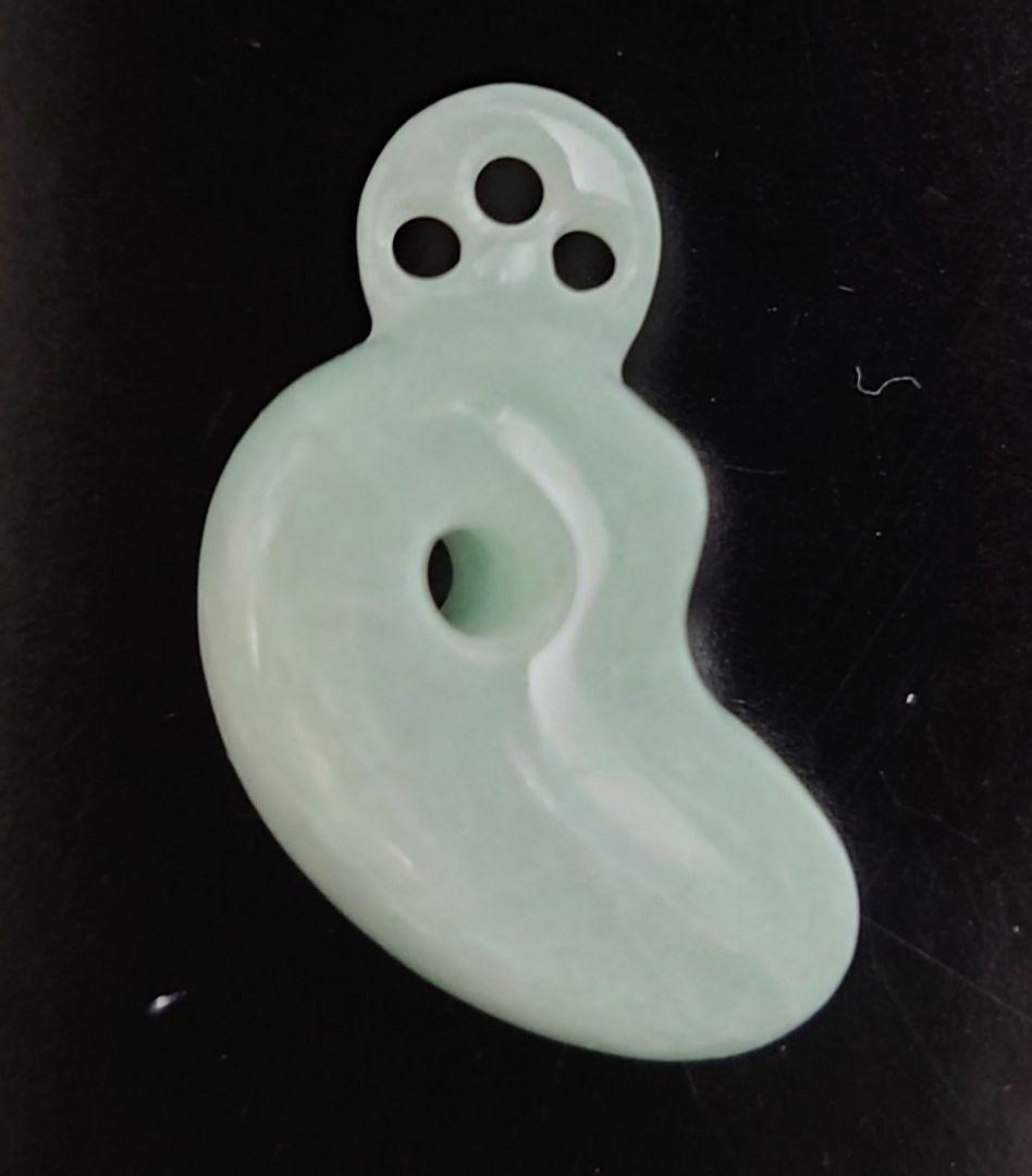 【土日セール】糸魚川翡翠　勾玉　小鳥型