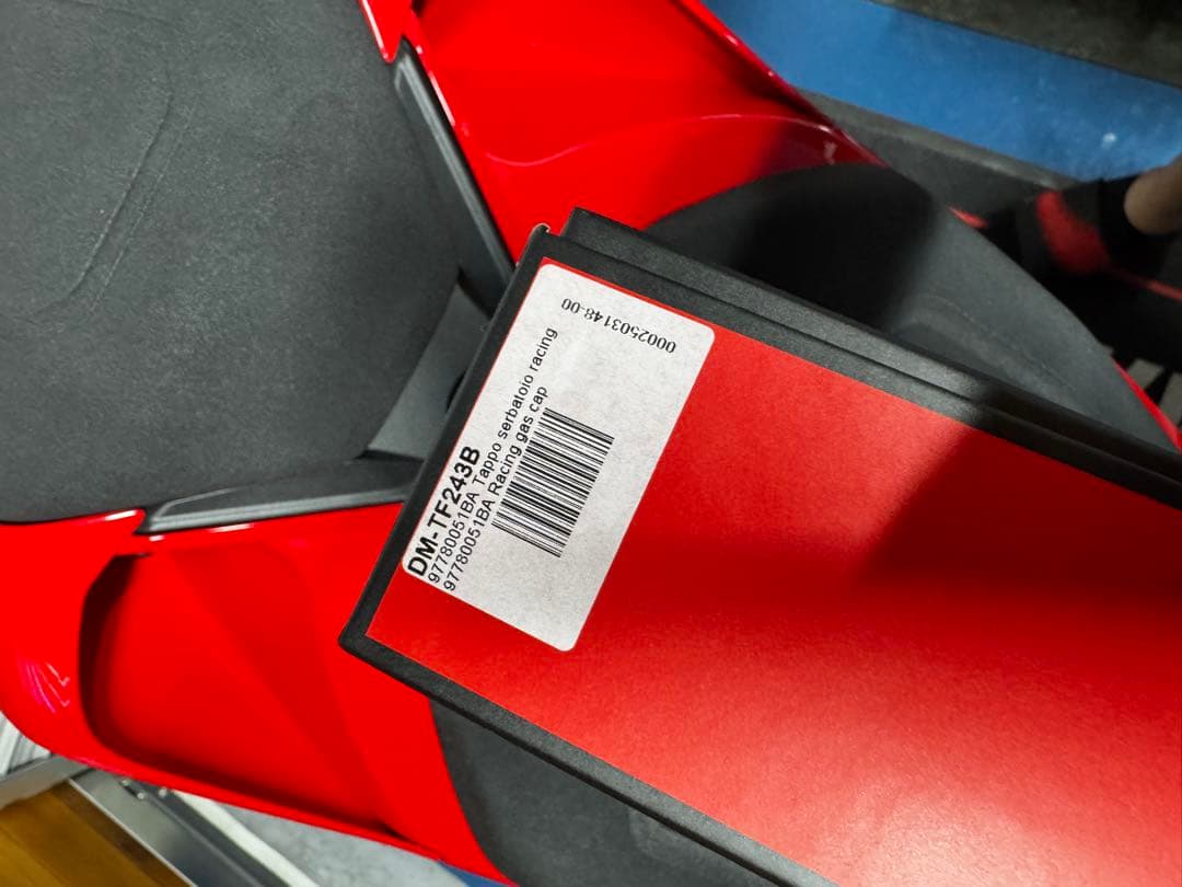 DUCATI 純正　Rizoma タンクキャップ