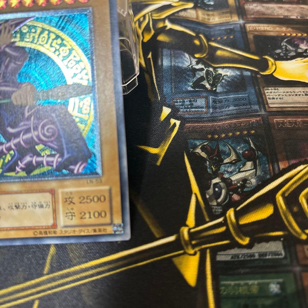 遊戯王　ブラック・マジシャン レリーフ　引退品