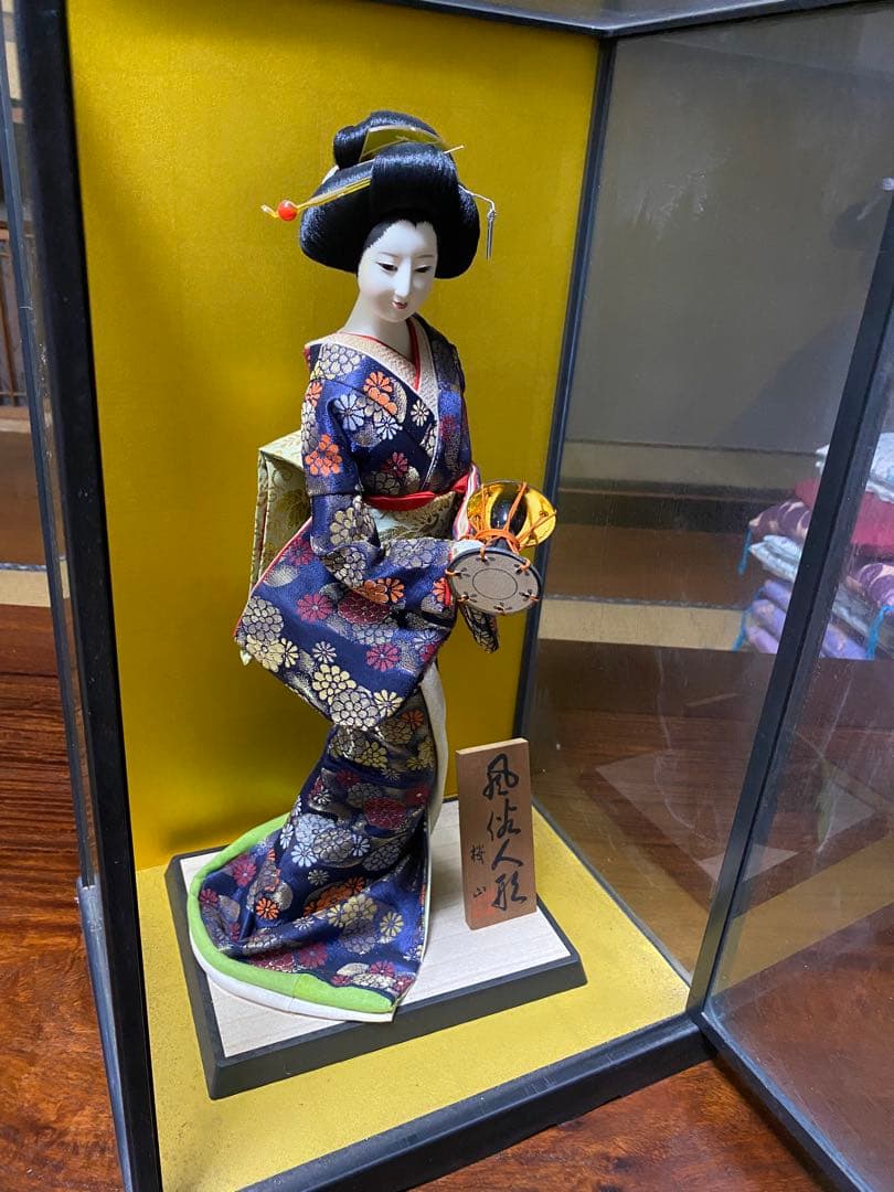 伝統的な和服の日本人形