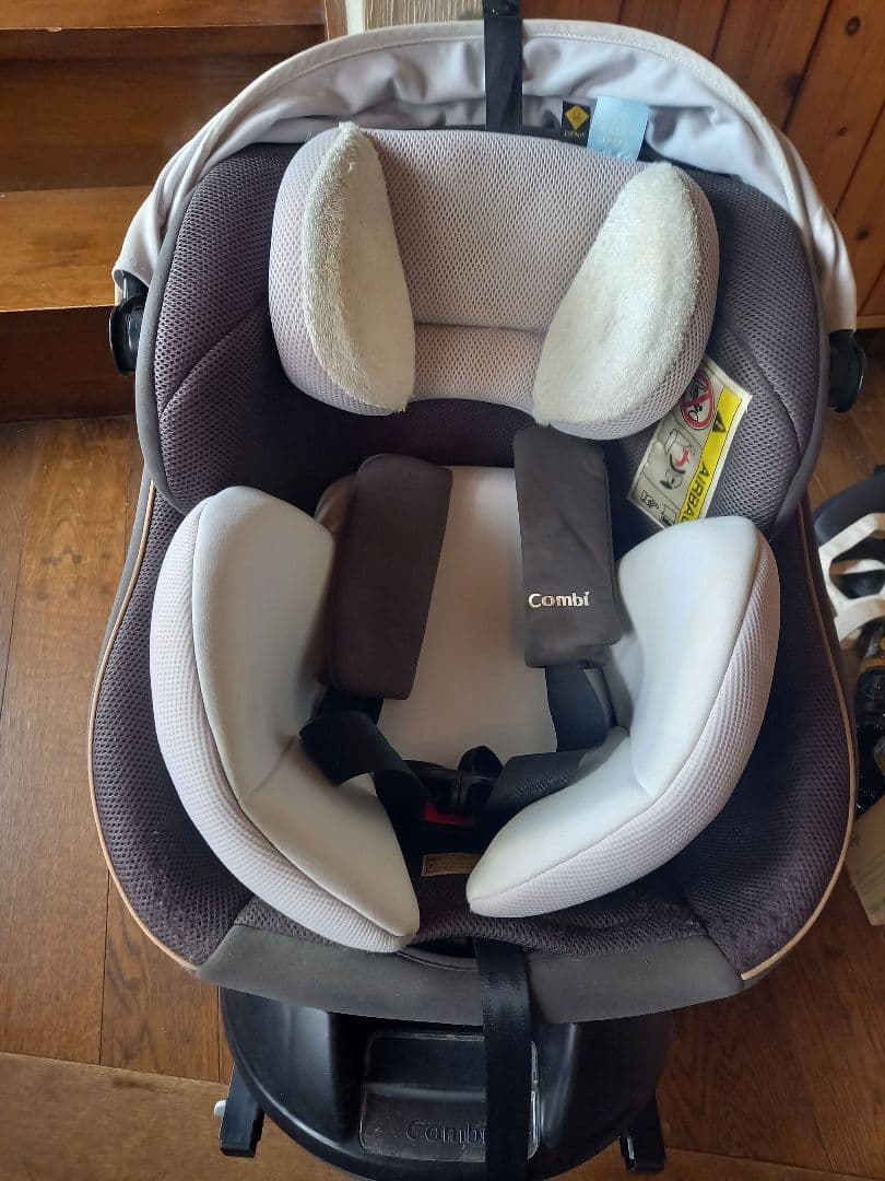 モユキ　Combiチャイルドシート※ダメージ品