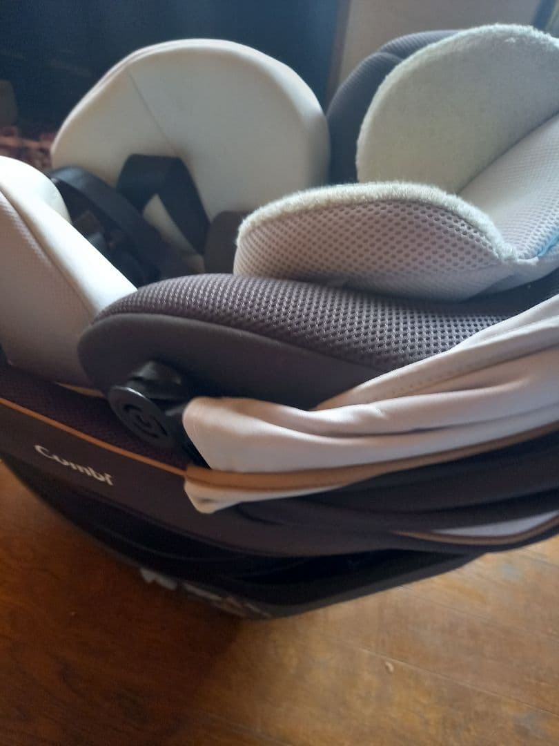 モユキ　Combiチャイルドシート※ダメージ品