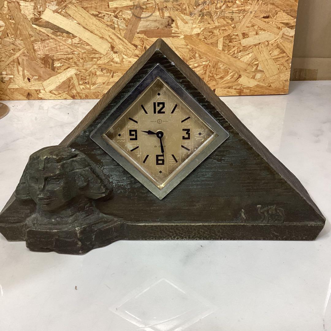三角形　スフィンクス　彫刻付き　置き時計　ピラミッド　金属製　金色　（ち-58）