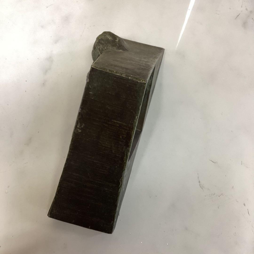 三角形　スフィンクス　彫刻付き　置き時計　ピラミッド　金属製　金色　（ち-58）